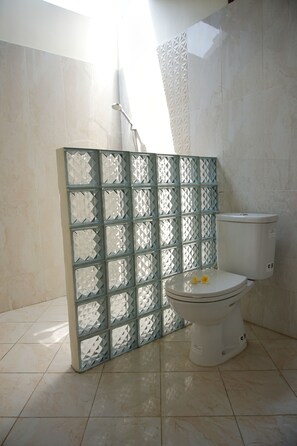 Double Room | Bathroom | Shower, rainfall showerhead, free toiletries, towels