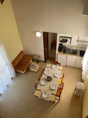 Apartment, 2 Schlafzimmer | Wohnbereich | Fernseher, Tischtennisplatte