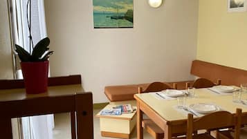 Appartement, 2 chambres | Coin séjour | Télévision, table de tennis de table