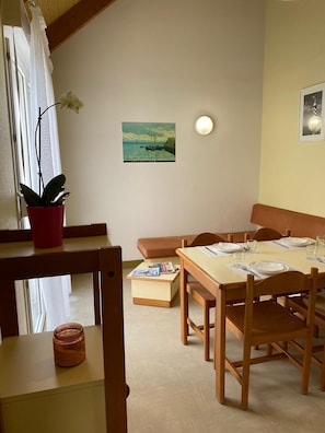 Apartment, 2 Schlafzimmer | Wohnbereich | Fernseher, Tischtennisplatte