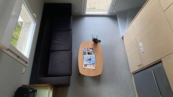 Apartment, 1 Schlafzimmer | Wohnbereich | Fernseher, Tischtennisplatte