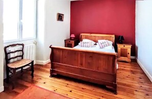 4 bedrooms, desk, iron/ironing board, travel cot