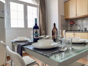 Kühlschrank, Mikrowelle, Ofen, Wasserkocher mit Kaffee-/Teezubehör