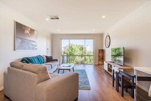 Smart TV, fireplace, video games, books - Mt Martha Delight: 6 bedroom, putting green, pool & spa, pool table (Mount Martha)