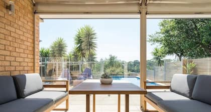 Mt Martha Delight: 6 bedroom, putting green, pool & spa, pool table