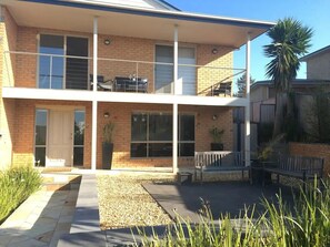 Terrace/patio - Mt Martha Delight: 6 bedroom, putting green, pool & spa, pool table (Mount Martha)