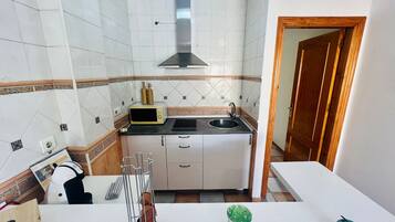 Een koelkast, een microgolfoven, een koffiezetapparaat/waterkoker