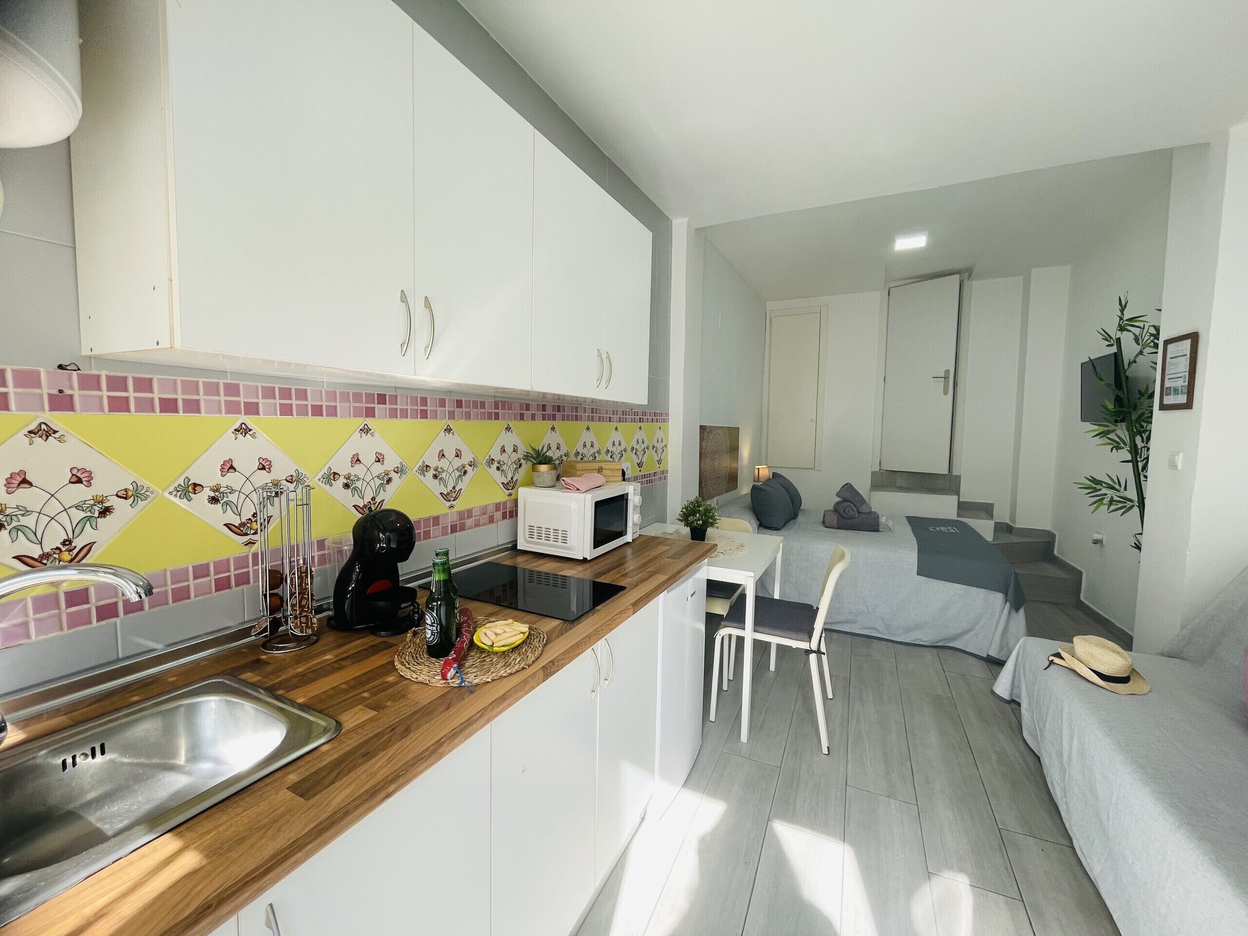 Geladeira, micro-ondas, cafeteira/chaleira, chaleira elétrica