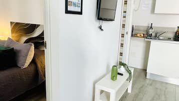 Cuna de viaje, wifi gratis y ropa de cama