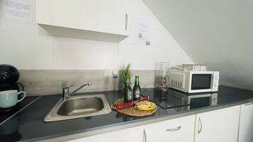 Een koelkast, een magnetron, een kookplaat