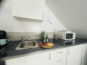Réfrigérateur, micro-ondes, plaque de cuisson, cafetière/bouilloire