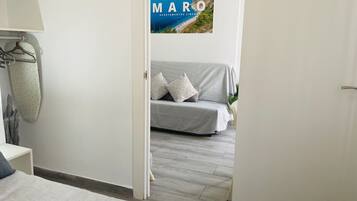 Travel crib, free WiFi, bed sheets