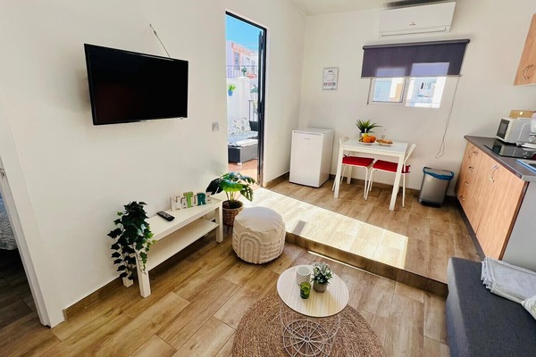 Offenes und helles Wohnzimmer mit Zugang zur Terrasse.