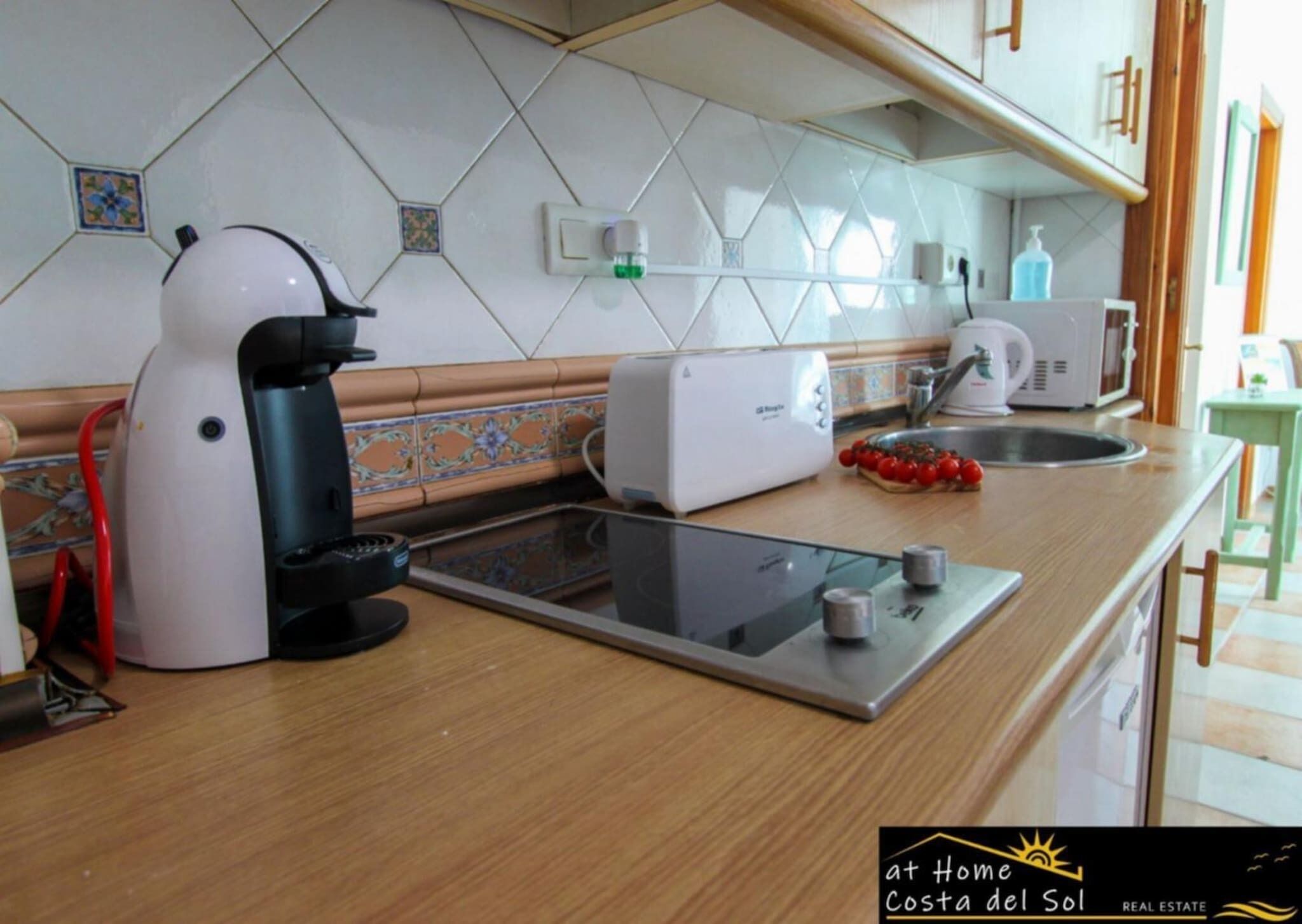 Frigorífico, microondas, cafetera o tetera y hervidor eléctrico