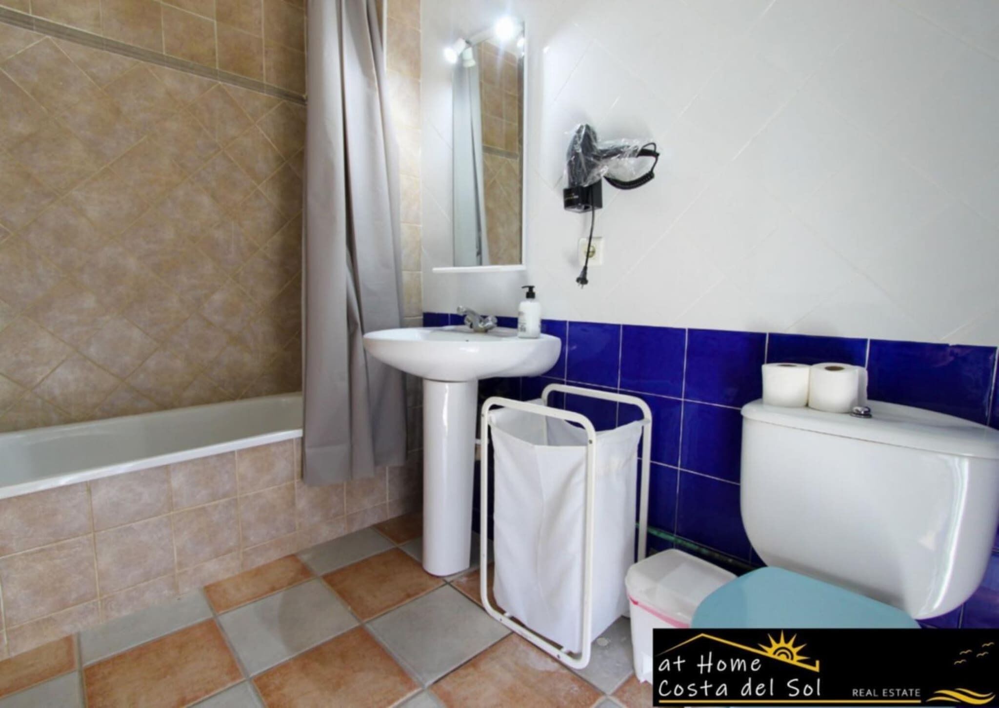 Séchoir à cheveux, serviettes fournies