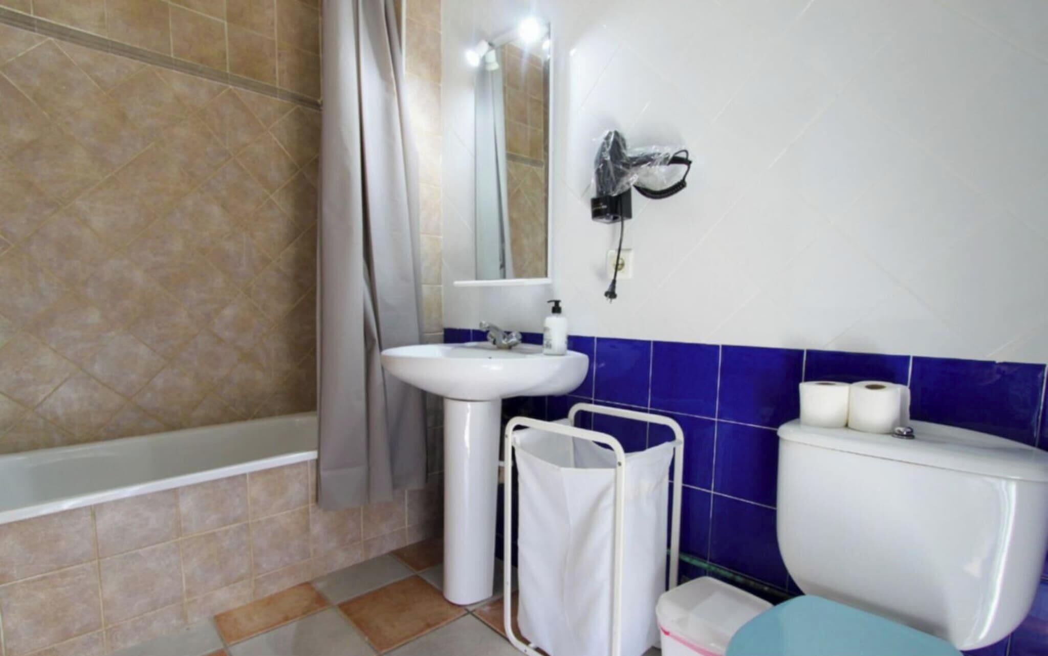 Une salle de bain avec une baignoire, un lavabo et des toilettes.