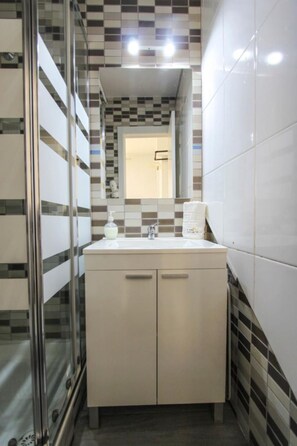 Dusche, Haartrockner, Handtücher