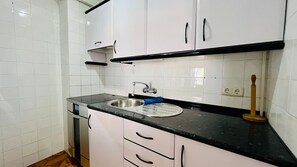Frigorífico, microondas, horno y placa de cocina