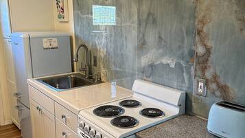 Kaffe-/temaskine, brødrister, køkkentøj/tallerkener/redskaber