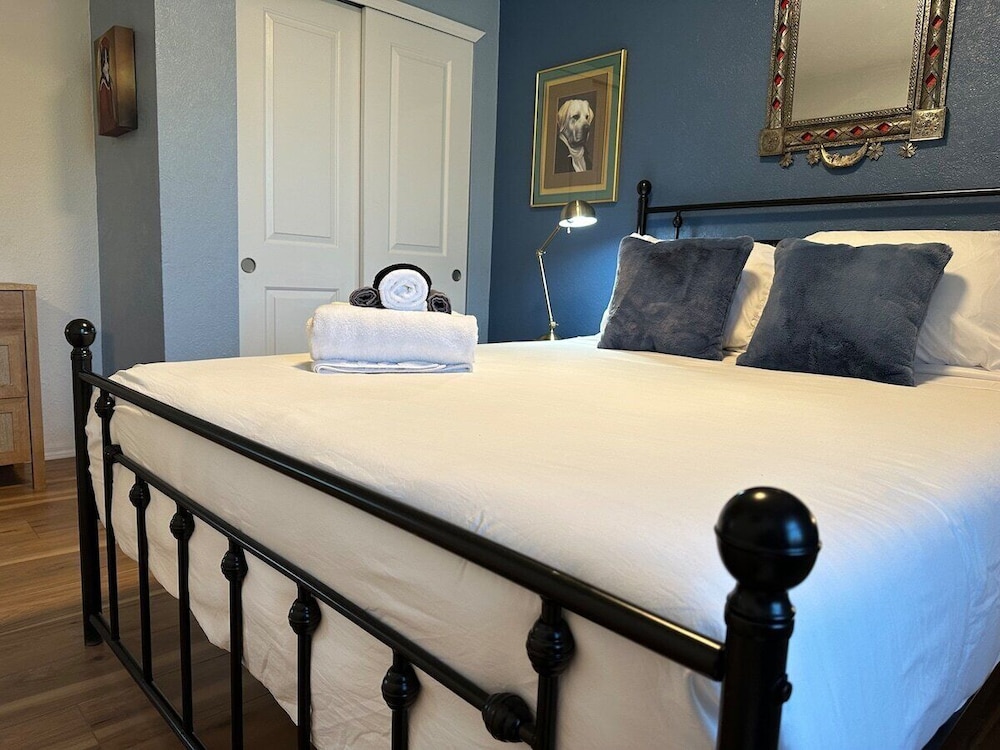 to our cozy 1bedroom apartment near UNM & top hospitals in