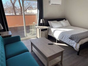 Iron/ironing board, free WiFi, bed sheets - Studio apartment Near UNM, Nob-Hill and downtown. (Albuquerque)