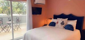 Tabla de planchar con plancha, wifi gratis, ropa de cama
