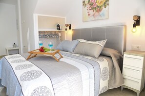 1 bedroom, free WiFi, bed sheets - Platero studio in the center of nerja (Nerja)