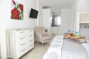 1 bedroom, free WiFi, bed sheets - Platero studio in the center of nerja (Nerja)