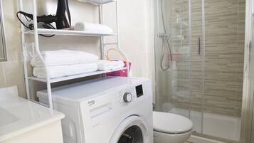 Ducha, secador de pelo y toallas