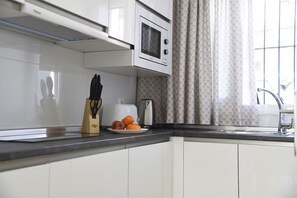 Kjøleskap, mikrobølgeovn, kaffetrakter/tekoker og vannkoker