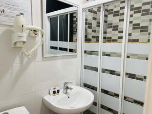 シャワー、ヘアドライヤー、タオル