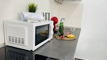 Geladeira, micro-ondas, cooktop, cafeteira/chaleira