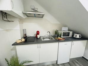 Kjøleskap, mikrobølgeovn, kaffetrakter/tekoker og brødrister