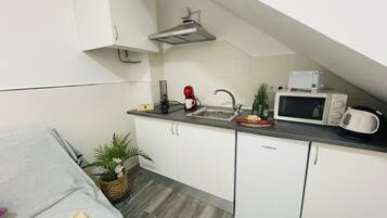 Een koelkast, een magnetron, een kookplaat