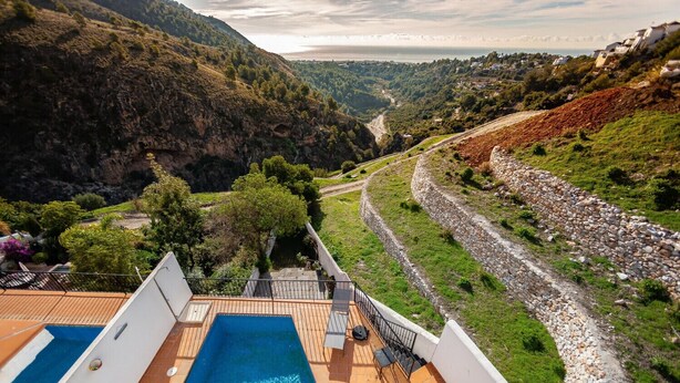 Ein Poolbereich mit Blick auf ein Tal und einen Fluss.