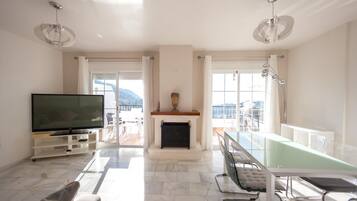 Télévision, cheminée