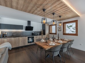 Fridge, microwave, oven, dishwasher - Spacious apartment in Megève, 3 BR, near slopes, private parking (Megève)