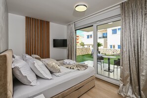 4 chambres, coffres-forts dans les chambres, fer et planche Ă repasser
