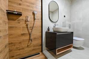 SĂšche-cheveux, serviettes fournies, savon, papier toilette