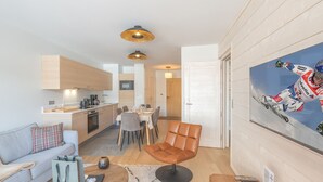 Un appartement moderne comprenant un coin repas, une cuisine et un espace de vie.