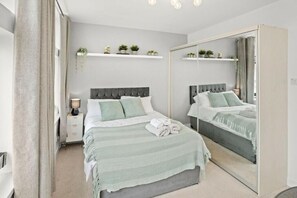 2 ห้องนอน, เตารีด/โต๊ะรีดผ้า, Wi-Fi ฟรี, ผ้าปูที่นอน