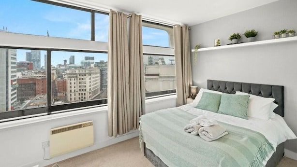 2 bedrooms, iron/ironing board, WiFi (free), bed sheets - Beautiful 2-bed Apartment in Salford (Manchester)