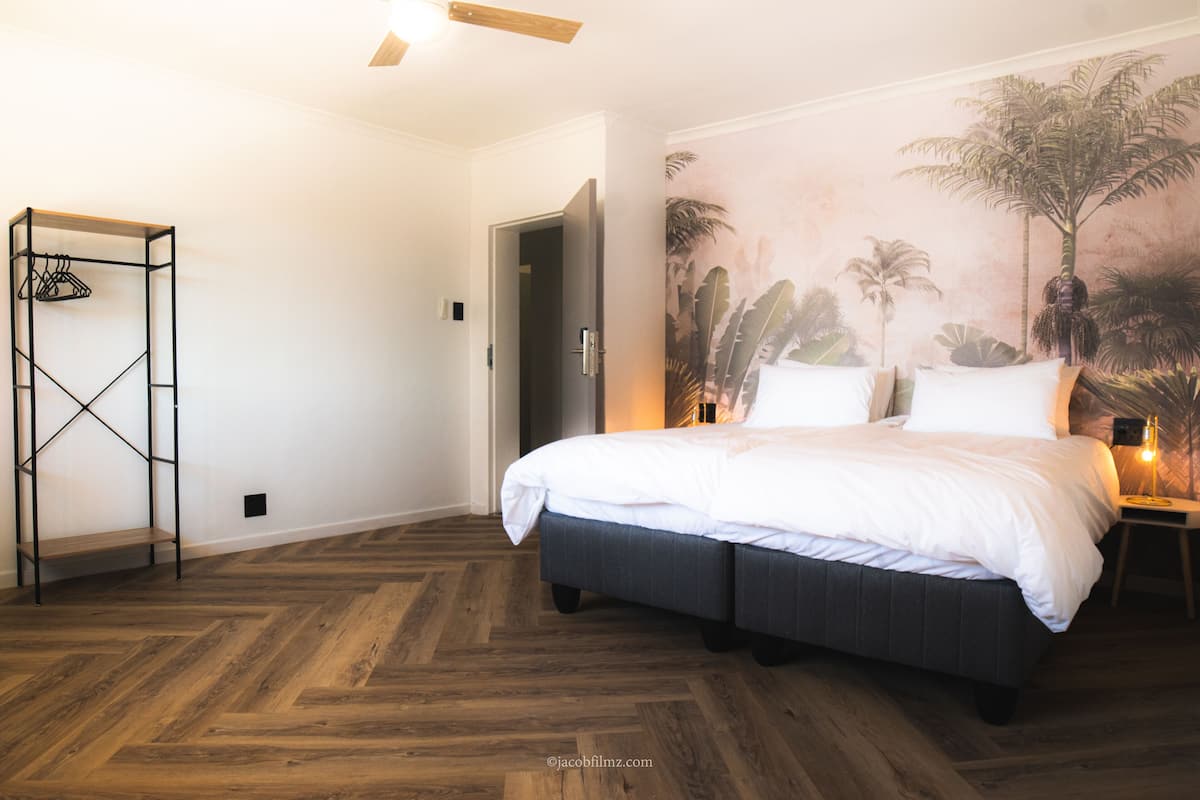 Camera Deluxe con letto matrimoniale o 2 letti singoli | Postazione laptop, tende oscuranti, ferro/asse da stiro, Wi-Fi gratuito