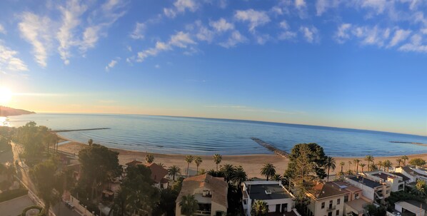 På stranden och solstolar