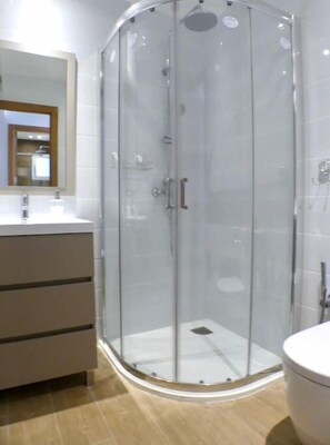 Hårtork, handdukar, schampo och toalettpapper