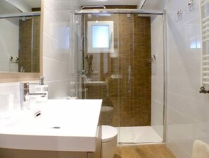 Haartrockner, Handtücher, Shampoo, Toilettenpapier