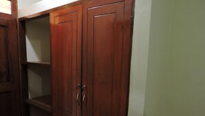 Habitació doble bàsica | Escriptori, espai de treball apte per a portàtils i cortines opaques 