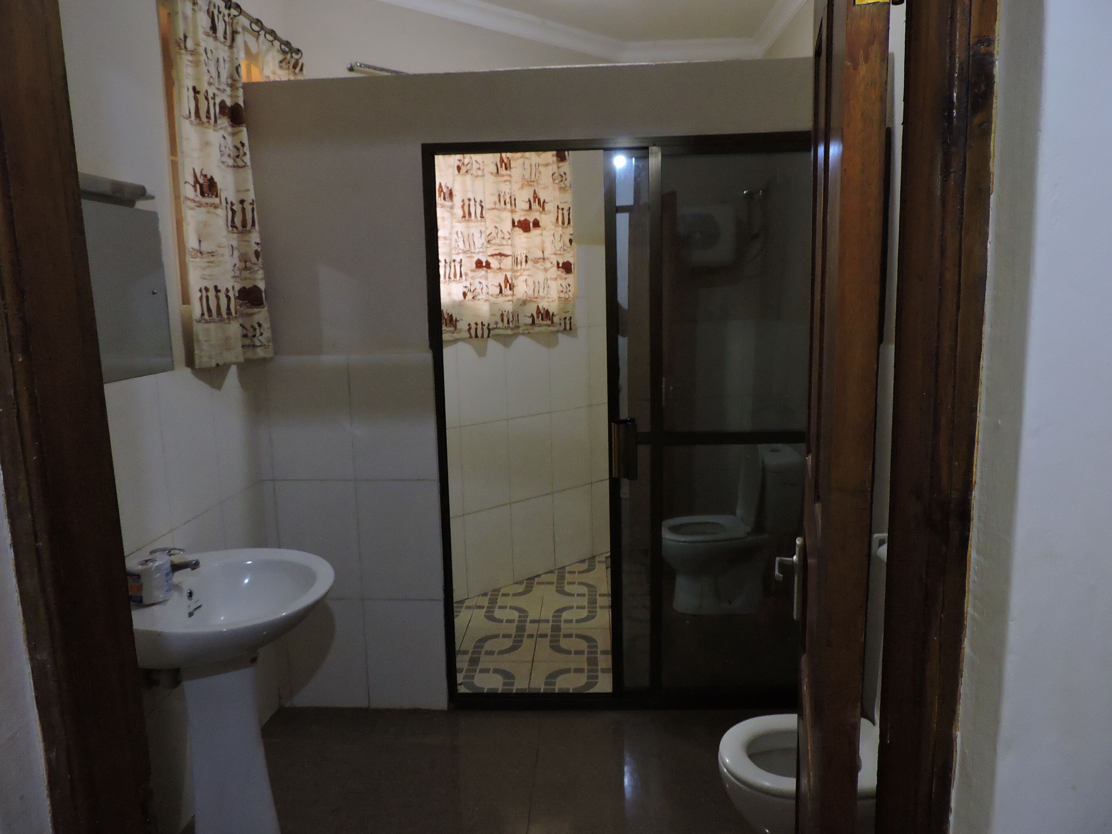 Chambre Double | Salle de bain | Articles de toilette gratuits, chaussons