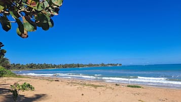 En la playa, sillas reclinables de playa, toallas de playa