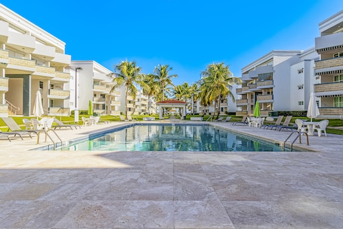 Crab Shack Condo at the Beach! Newly renovated! Beachfront with pool! 